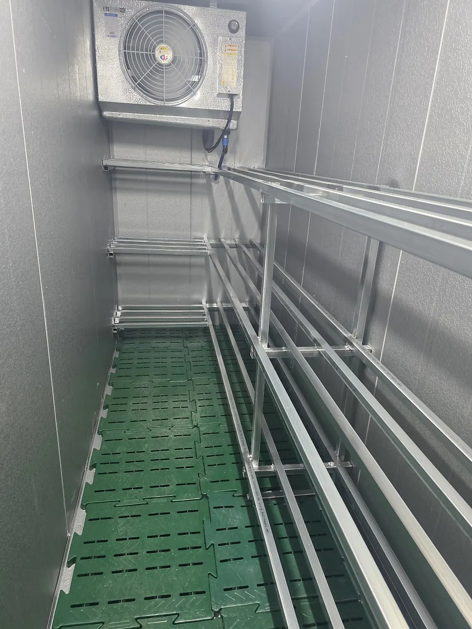아산 투썸플레이스 케이크 보관 냉동창고 1.5평 - 3단 선반과 깔판 갖춘 내부