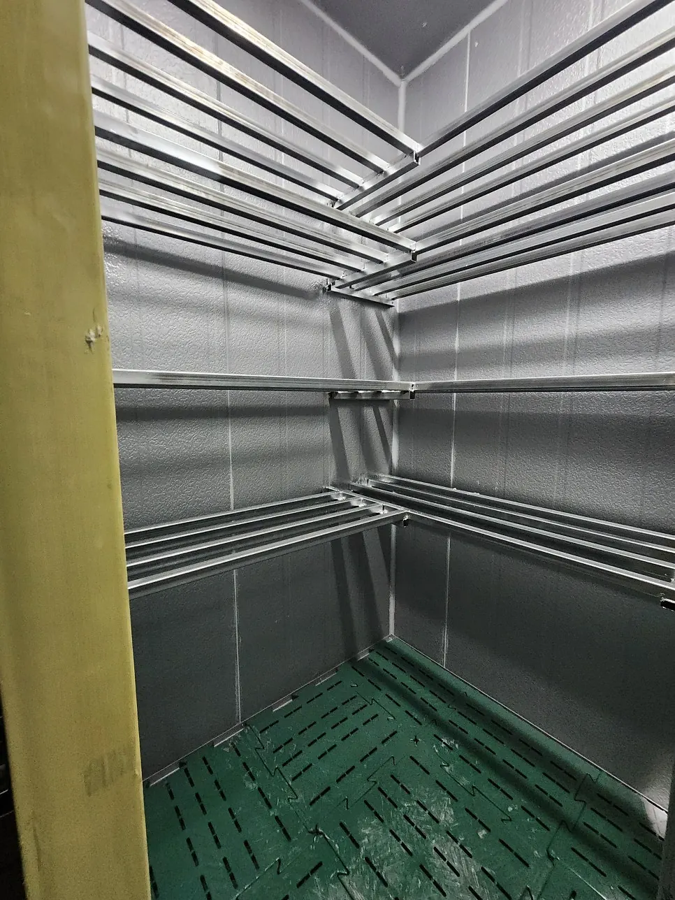 천안 고깃집 오픈 준비 냉장창고 신설 - 높게 설치한 선반과 깔판