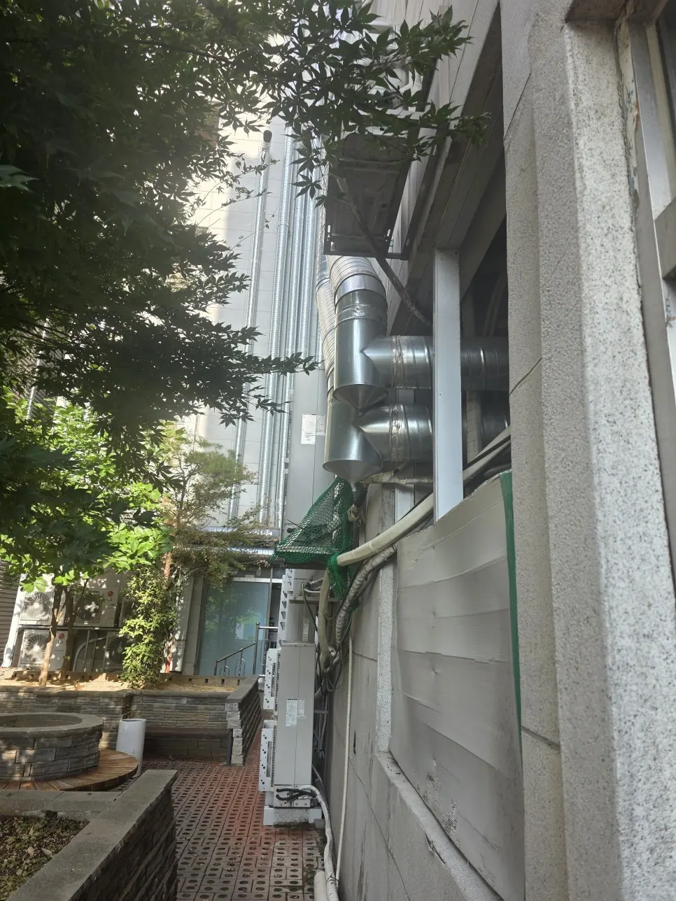천안 족발집 워크인냉장고 실외기 바깥 재설치 - 배관을 빼낸 건물 외벽 덕트 통로