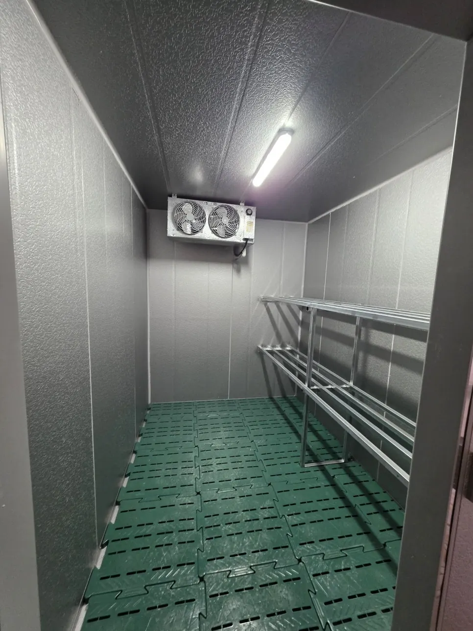 청주 오송 삼계탕 전문점 저온저장고 1.5평 - 쿨러·선반·깔판을 갖춘 내부