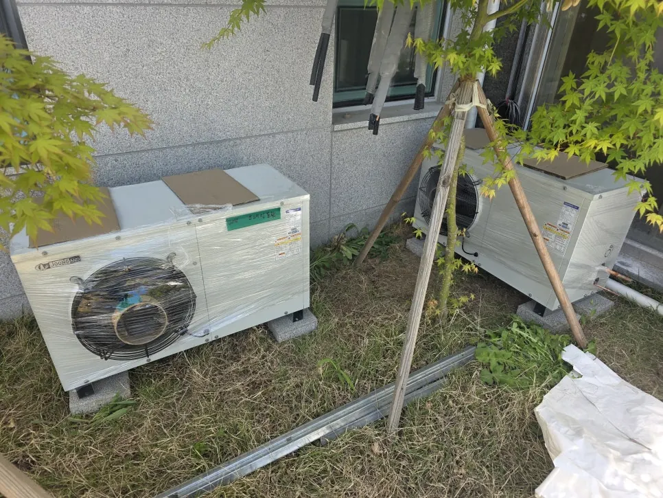 동탄 고등어구이 체인점 냉장 냉동 콤비 저장고 - 화단 위에 놓은 실외기