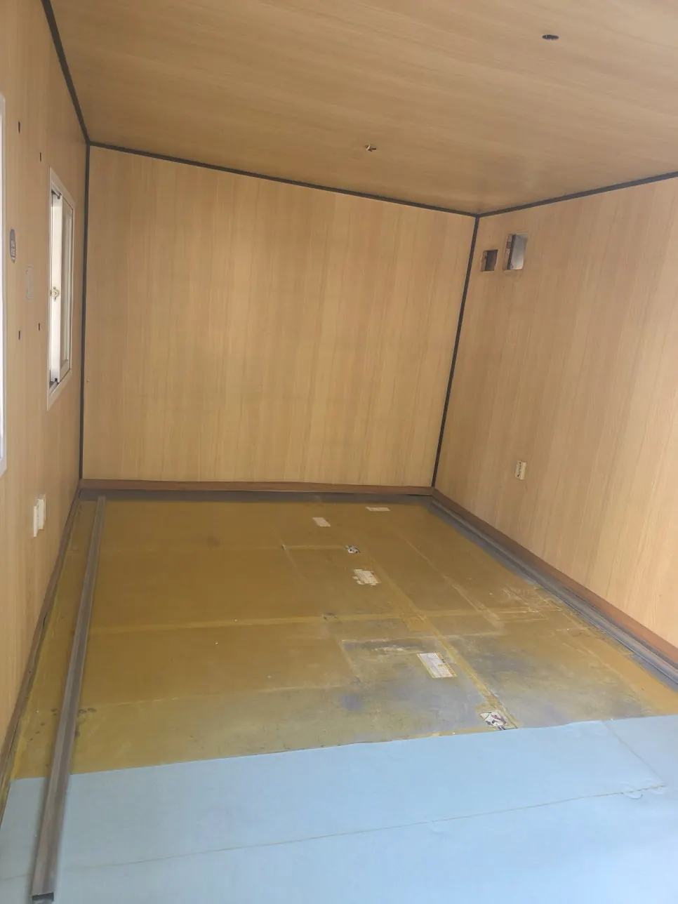 경기 광주 식품제조공장 컨테이너 내 저온저장고 2.5평 - 시공 전 비어 있는 컨테이너 내부