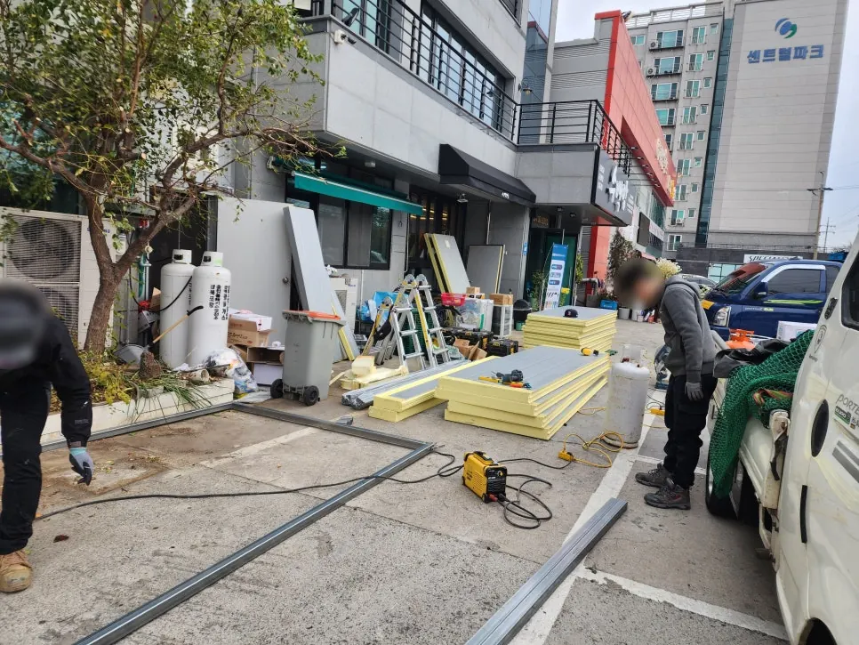 포항 돼지국밥 전문점 외부 냉동창고 2평 - 외부 바닥에 짠 베이스 틀