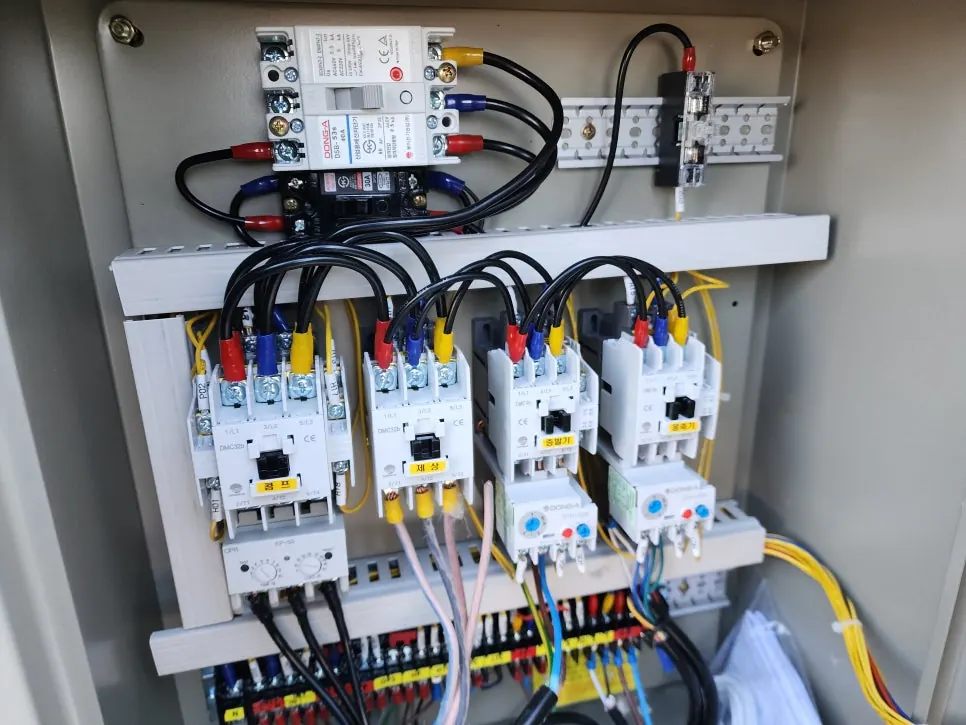 서산 딸기 스마트팜 냉장 60평, 냉동 10평 창고 - 제어반 차단기와 배선