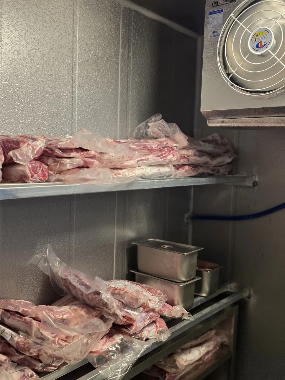 강남역 고기 전문점 쇼케이스형 숙성고 1.4평 - 고기를 올린 숙성고 내부 선반