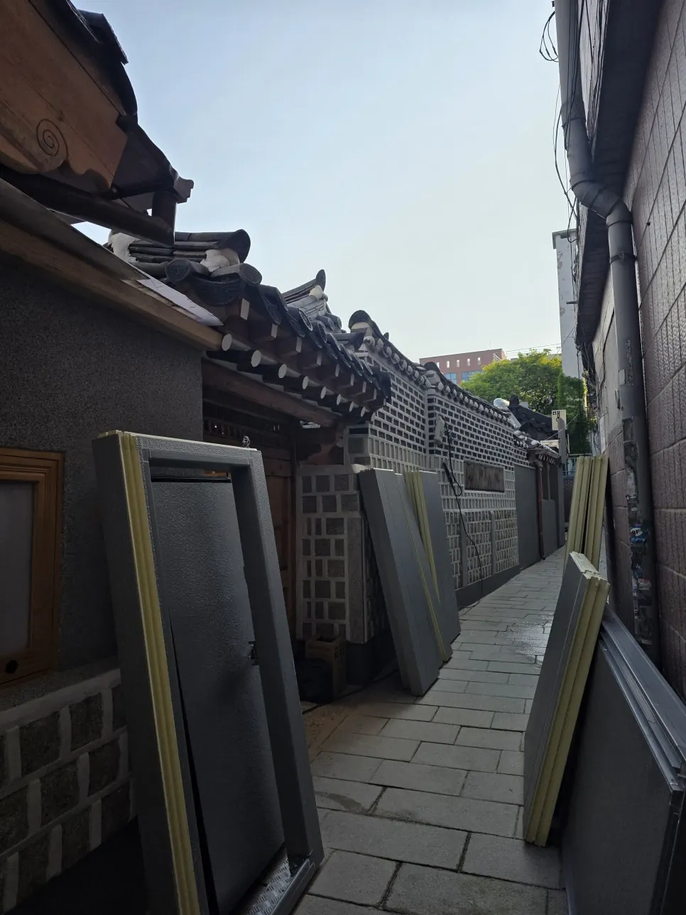 서울 인사동 한옥 매장 쇼케이스형 저온저장고 - 좁은 골목 안으로 옮긴 판넬