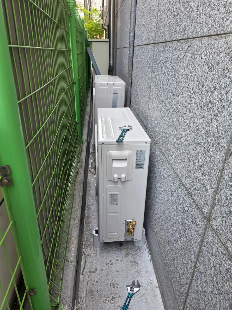 수원 청소 전문 기업 제품 재료 저온저장고 - 건물 옆 통로에 놓은 실외기