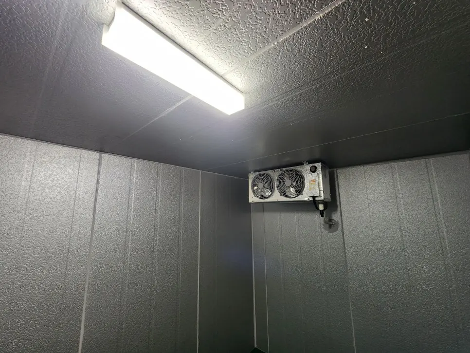양주 과일가게 개업 전 2평 저온창고 - 방습 LED 켠 내부