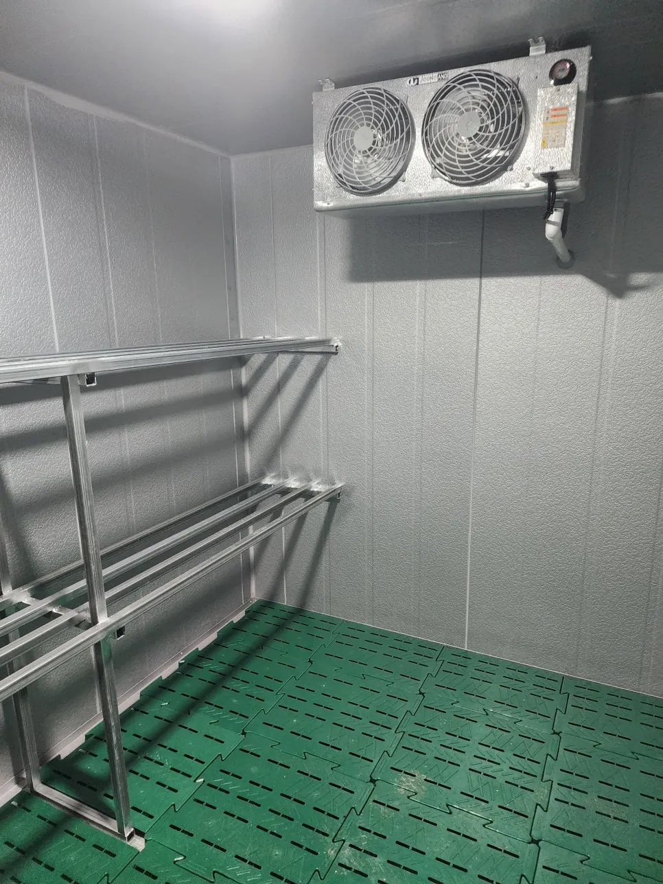 여주 삼밭골 저온저장고 2동 설치 - 선반과 깔판을 갖춘 내부