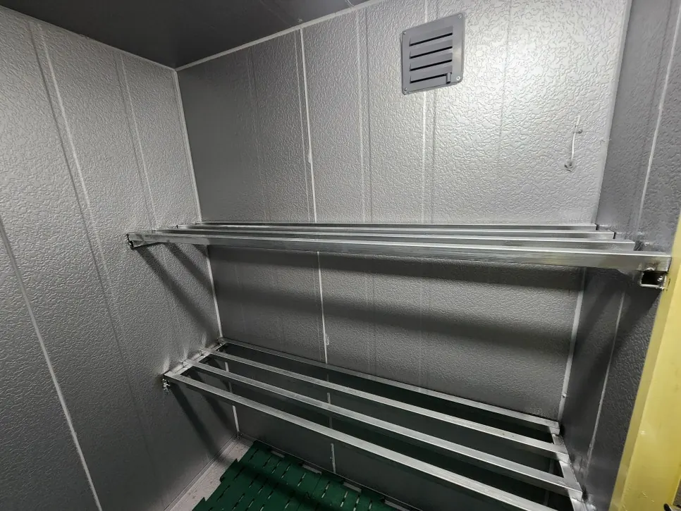용인 양지 공장식당 김치 전용 저온저장고 증설 - 선반과 플라스틱 깔판